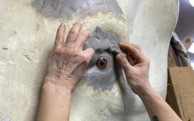 Práce na slonovi pokračují – kůže je natažená, kly jsou připravené. Teď ještě uši!