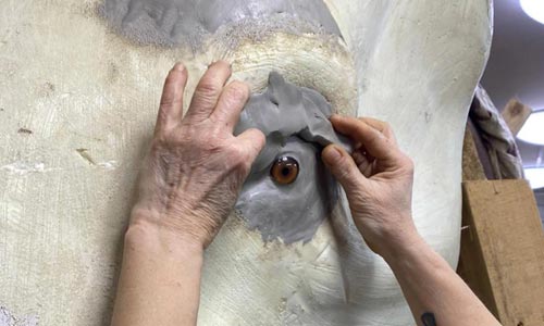 Práce na slonovi pokračují – kůže je natažená, kly jsou připravené. Teď ještě uši!